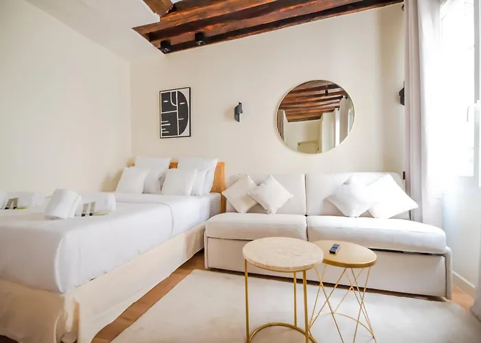 Cia - Near Louvre & Tuileries * パリ