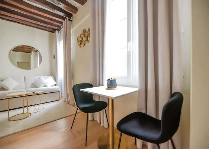 Cia - Near Louvre & Tuileries