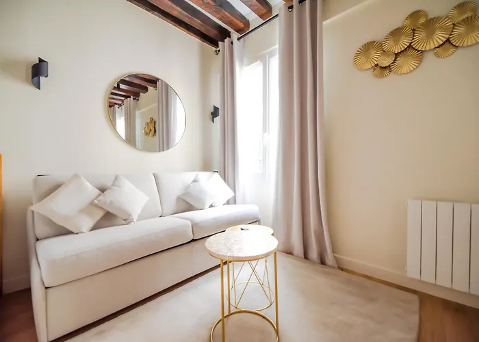 Cia - Near Louvre & Tuileries *