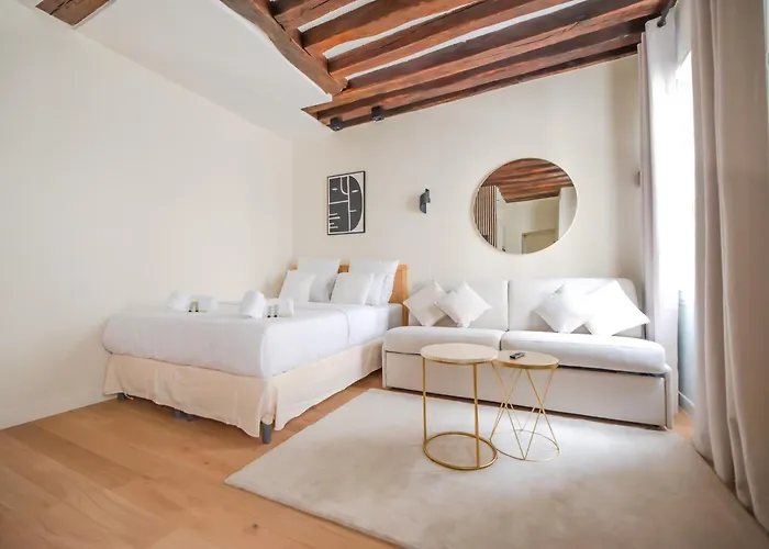 Cia - Near Louvre & Tuileries * パリ