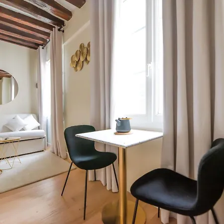 Cia - Near Louvre & Tuileries