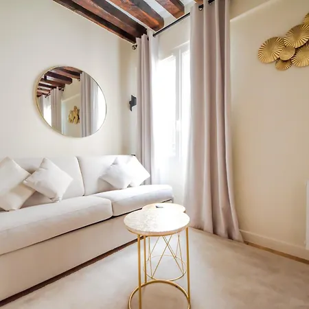 Cia - Near Louvre & Tuileries *